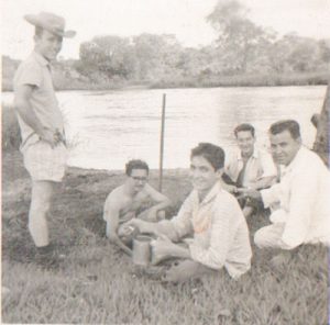 Foto de 1961, de uma pescaria no Rio Sapucaí, na fazenda de Iosime Fukuhara, no município de Ituverava. (1) Alcino Alves Barbosa, (2) Justino Teodoro da Silva 
(in memoriam), (3) Romeu Rangel, que trabalhavam no Banco da Lavora, depois Banco Real; (4) o corretor Aparecido Paulo de Oliveira (in memeoriam) 
e (5) o agropecuarista Aníbal Barbosa (in memoriam)<br>