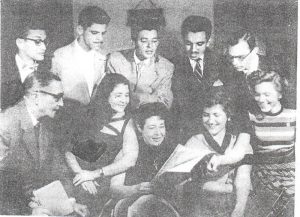 Foto tirada do ano de  1955, do Grupo Astro e Estrelas, do teatro da Escola de Comércio de Ituverava. (1) Nestor Alves Ferreira, diretor da Escola, (2) Roberto Mey, (3) José Maurício Amendola, (4) Benedito Bento Barbosa, 
(5) Orlando Nascimento, (6) Antônio Lopes Soares, (7) Maria do Carmo Silveira, (8) Lílian Silveira, (9) as irmãs Ione do Valle e Ivete do Valle <br>