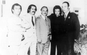 Foto de 1978, quando o rei Roberto Carlos se apresentou na Associação Atlética ituveravense, na administração do agropecuarista Joaquim Ribeiro Lino, que foi um dos melhores presidentes do clube. (1) O investigador de Polícia, Fábio de Souza (in memoriam); (2) o diretor do clube, Eurípedes Ferreira da Silva (“Pinho”); (3) o presidente Joaquim Ribeiro Lino (in memoriam); (4) o cantor Roberto Carlos, fumando cachimbo e (5) o delegado de Polícia, Antônio Chaves Martins Fontes (in memoriam)<br>