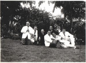 Foto dos anos 1930 ou 1940, de amigos na Praça Dez de Março: (1) Miguel Jabur 
(“Bachirim”), que era comprador de cerais na região, (2) Moysés Miguel, que foi 
proprietário da Casa Moyses, onde hoje funciona o Empório das Rações, (3) professor que era parente da senhora Maria Lúcia de Mattos Tanajura, (4) Arcísio Ribeiro de Barros, que foi vice-prefeito de Ituverava, (5) o jornalista Muchir Miguel Francisco, 
(6) o agropecuarista Jorge Miguel (“João Pitanga”), (7) Elias Moyses,  que era 
proprietário da Casa Jardim, onde hoje é Ponto Chic Restaurante <br>