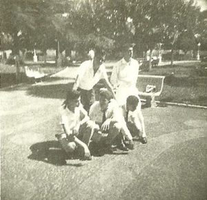 Foto de 6 de outubro de 1959, na Praça 10 de Março, dos amigos: (1) José Alves Ferreira Neto (“Caçula”), (2) Ary Diniz (“Ari Pepino”) (in memoriam), (3) Luiz Carlos Bueno Ferreira, (4) José Roberto Trigo (in memoriam) e (5) Fuad Kallil Sobrinho<br>