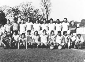 Foto de 1985, da equipe do União Esporte Clube, em partida disputada no campo da Associação Atlética Ituveravense. (1) José Ferreira da Silva (“Zé Pombo”), (2) João Mesquita Xavier, (3) e (5) os irmãos Edivaldo Martins do Valle (“Zoinho”) e 
Eusvaldo Martins do Valle (“Vadão”), (4) Edson Ribeiro da Silva (“Pizinho”), 
(6) João Pereira Lima (“Doda”), (7) Zé Luiz Nogueira, (8) Pedro Rodrigues 
(“Pedrinho da Telefônica”),  (9) Adalberto Cavalari Perez, (10) o esportista José 
Aureliano Coimbra, (11) Osvaldo Avelar, (12) o massagista Tiãozinho Generoso, 
(13) Marco Antônio Sampaio (Gryllo), (14) Antônio Mendes (“Gibi), (15) Rafael 
Ferreira da Silva, (16) Célio Witer Rizieri (“Celinho Tomate”), (17) Marco Antônio Alves Fontoura (“Biraka”), (18) Gilmar Luiz da Silva (“Gilmarzinho”), (19) José Maria Rodrigues Menezes,  (20) José de Andrade (“Zezinho Leonelo”), (21) Coló<br>