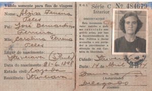 Saldo conduto para viagem, de Alzira Ferreira Telles, tirado em 14 de abril de 1944, quando o mundo vivia a Segunda Guerra Mundial. Ela nasceu dia 21 de junho de 1898, filha de José Bernardino Ferreira e Carolina Ferreira Telles, casada com Franklin Ferreira de Meneses, e são seus filhos: Aníbal Ferreira Telles, casado com Luiza Moura Telles; Tonilia Ferreira de Paula, casada com Hormísio de Paula Silveira; Adélia Telles de Paula, casada com Anízio de Paula Santos; Asquepíbades Ferreira Lino, casada com Alceu Lino; Maria José Ferreira Chiconeli, casada com Ernesto Chiconeli Filho; Arnaldo Ferreira Telles, casado com Araci Sampaio Telles; José Ferreira Menezes (Ferreirinha), casado com Maria Aparecida da Costa Menezes (“Cidinha do Ferreira”); João Batista de Menezes Neto (“João Abacaxi”), casado com Vilma Barcelos de Menezes; Iolanda Ferreira Fonseca, casada com Sebastião Furquin Fonseca e Zélia de Menezes Germano, casada com Waibe Germano (“Bibi Germano”). <br>