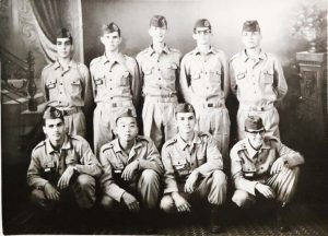 Atiradores de 1940, do Tiro de Guerra de Ituverava. (1) Décio Ribeiro Cavalari, 
(2) Antônio Máximino Leão, (3) Écio Vilela da Silva (“Ventania”), (4) Omildes de 
Paula (“Teti”), (5) Homero Jaime Leite Filho, (6) Rubens Abdala (“Bordina”), 
(7) Chiroto Taogiro (“Joãozinho”), (8) Nelson Edi Barbosa Lima e (9) Antônio de 
Pádua Cruz (“Toninho Amarelinho”). O sargento instrutor, era hoje 
o capitão Whasington Souza Gomes. <br> 