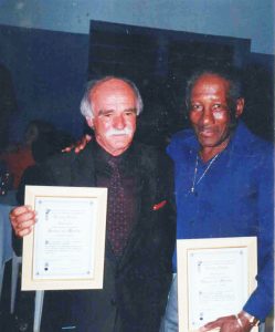 Foto de 15 de setembro de 2001, na então Associação Atlética Banco do Brasil, quando dois craques do passado, o ituveravense Paulo Nunes (“Macarrão) e lendário lateral direito da Seleção Brasileira, Djalma Santos, recebiam o título de Honra ao Mérito do Lions Clube de Ituverava. Djalma Santos foi considerado um dos melhores jogadores da Copa do Mundo de 58, era lateral  direito e jogou na Portuguesa Desportos e no Palmeiras.<br>
