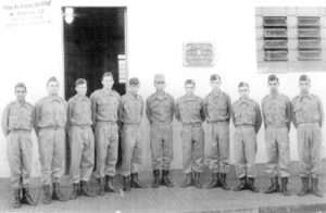Turma de atiradores do ano de 1937, que prestou o Serviço Militar em 1956; (1) não identificado; (2) José Luiz Falleiros; (3) Milton Fernandes Bueno; (4) João Chavaglia Neto; (5) Nelson Santo Brunherotti; (6) o chefe de instrução do TG, capitão Washington de Souza Gomes; (7) Paulo Rodrigues dos Santos; (8) Sebastião Celso de Oliveira;
(9) Marco Antônio Salgado; (10) Antônio Paulo Nascimento
e (11) Eurípedes Carlos Figueiredo<br>
