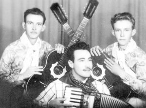 Foto de 1957, dos irmãos José Valizi e Oswaldo Valize, quer formavam a dupla sertaneja Valizi & Valizim, que apresentava das 12 às 13h, o “Brasil Sertanejo”, na ZYK 8 - Rádio Cultura. O programa era ao vivo no amplo auditório da rádio, que era instalada à Rua José Nunes da Silva, onde hoje é um consultório dentário, próximo a CTBC. Tanto a dupla, quanto “Brasil Sertanejo” faziam muito sucesso em Ituverava e região e, vários artistas 
disputavam para participar do programa. (1) a dupla Valizi & Valizim, (2) o sanfoneiro Osvaldo Mendes dos Santos (“Osvaldinho”).<br>