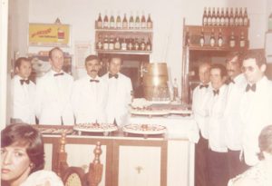 Foto de 1974, de garçons que serviram uma feijoada oferecida pelo Grupo Maeda aos funcionários da empresa, no Bar e Restaurante do David, que nesta época funcionava na avenida dr. Soares de Oliveira, onde hoje está instalada as Casas Pernambucanas. (1) Edson Florindo da Silva, (2) Domingos de Oliveira, (3) João da Mata, (4) José da Branca, (5) Antônio Silva, (6) Antônio Lino (“Kotchô”), 
(7) Amélio Antônio de Paula e (8) Antônio Bento de Oliveira.<br>