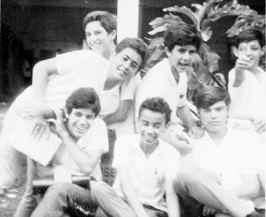 Foto de 1968, de alunos do Instituto de Educação “Capitão Antônio Justino Falleiros”.  (1) José Pierri Júnior, (2) Benedito Trajano Borges Filho, (3) José Joaquim Ribeiro da Rocha (“Dudu”), (4) Vinícius Sinhorini Chaebub (in memoriam), 
(5) José Antônio, (6) Reinaldo da Silva e (7) Manoel Versiane.<br> 
