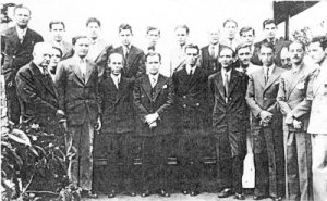 Em 1936, a foto registra a visita do deputado Maciel de Castro, da cidade de Franca, que veio a Ituverava para fundar o Partido Constitucionalista de Ituverava (PCI). Participaram do evento os senhores: da esquerda para a direita na fila de cima: Zico de Andrade, Haley Henares, Abrão Zacarias, dr. Miguel Diniz, Manoel Henares (“Maneco”), Teobaldo Sberni, Agostinho dos Santos e Cecim Miguel, outros não identificados. Na fila de baixo José Rufino Sampaio, Joaquim de Menezes, Odilon Teixeira de Andrade, dr. José Anibal Soares de Oliveira, dr. Maciel de Castro, Clóvis Sandoval, Antonio R. Oliveira (“Siriema”), Sinhô Nascimento, João Athayde de Souza, 
e o professor Anselmo Ribeiro e Michel Nunes