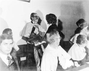 Foto da década de 70, da solenidade de formatura de uma turma da Faculdade de Filosofia, Ciências e Letras de Ituverava. (1) o diretor da FFCL, Antônio Marino Geraldo Neppelenbroek, (2) o paraninfo da turma, Manoel Carlos Barbosa, presidente da ABCZ, (3) o secretário da FEI, Otacílio de Paula Souza, 
(4) o professor José Ignácio de Azevedo Filho