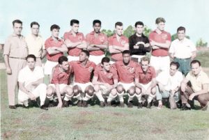 Fortíssima equipe da Associação Atlética Ituveravense (Tigre do Ramal) de 1963, que foi uma das melhores de todos os tempos, com craques como Vila-Lobos, que jogou na Seleção do Peru, no Fluminense, entre outras grandes equipes. (1) Erbaldo Martins – técnico, (2) o médico Ecyr Alves Ferreira – diretor da AAI, (3) Piolim, (4) Clóvis (“Capitão”), (5) Zico, (6) Neiriberbo Gallo, (7) Waldir Bim – goleiro que jogou no auge do Uberaba Sport, (8) Roberto Salata, (9) Antônio (“Totonho”) Sandoval - diretor, (10) Eurípedes Ribeiro (“Pino”) que era presidente do clube, (11) Celso, (12) Gomes, (13) Pillo, (14) Vila-Lobos, (15) Garoa, (16) Homero Perez – massagista, e (17) José Aureliano Coimbra - diretor