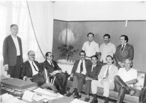 Foto do ano de 1972, de um evento no Instituto de Educação Antônio Justino Falleiros. (1) Otacílio de Paula Souza - diretor do Instituto de Educação Cap. Antônio Justino Falleiros, (2) José Rodini Luiz - Delegado de Ensino, (3) o professor José Ferreira de Assis, representando o Rotary Club de Ituverava, (4) não identificado, (5) Dorival da Silva Pereira, diretor da Fundação Educacional de Ituverava, (6) o prefeito Archibaldo Moreira Coimbra,(7) o presidente da Câmara, Jones Borges 
do Nascimento (“Didico”), (8) o advogado José Aureliano Coimbra, (9) o agropecuarista Arlindo Alexandre Barbosa, (10) o presidente da FEI, Jair de Paula Ribeiro<br>