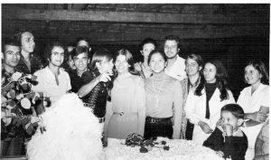 Foto de 1973, do noivado de José Milton Alves (“Tiquinho”) (in memoriam) e Hercília de Oliveira Alves. (1) Antônio Pereira de Souza, (2) Humberto Cavalari Perez, (3) Luiz Sérgio Garcia, (4) Antônio Salvador Queiroz (“Canoa”), (5) e (6) os noivos José Milton Alves e Hercília de Oliveira Alves, (7) Terezinha Ynada, (8) Marcos Vardasca, (9) Cleide Souza Silva Vardasca, (10) Célia de Paula, (11) José Antônio (“Zezé”), (12) e (13) Selma Abdalla Carvalho e José Francisco Carvalho (in memorian)<br>