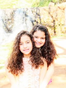 Gabriela e Beatriz 
Dia 19 de agosto, comemoram 15 anos, Gabriela e Beatriz Meneghini de Oliveira Silva, filhas de Roberta Meneghini de Oliveira Silva e Júlio César Santos da Silva. Elas recebem os parabéns dos pais, dos familiares e amigos
