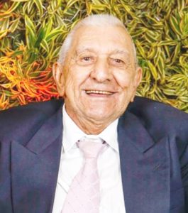 João Quintino de Sousa (“João Borracheiro”)
Faleceu dia 26 de março, aos 86 anos, João Quintino de Sousa (“João Borracheiro”), casado com Maria Aparecida Alves de Sousa. São seus filhos Luciano Alves de Sousa, casado com Maria Teresa Checchia Peraro Sousa; Leandro Alves de Sousa, casado com Patrícia de Paula Pires de Sousa; Lucila Alves de Sousa Gomes, casado com Nilder Gomes; Lidiane Alves Sousa de Paula, casada com João Batista Garcia de Paula e Maria Aparecida de Sousa Gomes Paula, casada com Carlos César de Freitas Paula, netos Murilo Alves de Sousa Gomes, Maria Eduarda Alves de Sousa Gomes, Isabela Pires de Sousa, Manuela Pires de Sousa, Felipe Sousa Garcia de Paula, Júlia Sousa Garcia de Paula, Gabriela Gomes da Freitas Paula, Carla Gomes de Freitas Paula e Mariana Gomes de Freitas Paula e bisnetos Joana, Joaquim, Bento, Ana e Maria Rita. Filho de Quintino João de Sousa e Gabriela Rosa de Jesus, são seus irmãos Cândido Ferreira de Sousa, casado com Ana Barroso de Sousa; Lázara de Sousa Melo, casada com Juvenal Ferreira de Sousa; Teresa Quintino de Sousa e Silva, casada com Antônio Ferreira da Silva, Orozimba Ferreira de Carvalho, casada com Jerônimo Gonçalves de Carvalho    e Joana Ferreira de Sousa Gomes, casada com João Gomes Filho (todos falecidos).