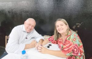 CLEUSA E VALTER
Dia 14 de abril, completam 41 anos de casados, Bodas Seda, Cleusa Bento de Souza e Valter Lúcio de Souza. Eles recebem os parabéns das filhas Michelle Bento Souza Carvalho e Stefânia Bento de Souza, das netas Ana Sophia e Ana Clara, dos genros, dos amigos e familiares
