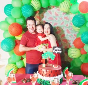 MARIA EUGÊNIA
Dia 15 de abril, comemora aniversário, Maria Eugênia Trajano Borges de Aguiar, filha de Lincoln Max Bernardo de Aguiar e Eugênia Rodrigues Trajano Borges. São seus avós Fernando Eugênio Trajano Borges (in memoriam) e Diva Helena Rodrigues. Ela recebe os parabéns dos pais, dos avós, das tias Rafaela e Fernanda Trajano, dos familiares e amigos