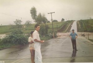 Três fotos de 1995, quando, devido a uma enchente, o Rio do Carmo transbordou e as pontes para Jeriquara e Capivari da Mata foram varridas pela força das águas. O distrito de Capivari da Mata ficou isolado da cidade e algumas casas à beira do rio também foram destruídas. Na época o prefeito era o médico Dr. Ecyr Alves Ferreira, que reconstruiu as pontes.