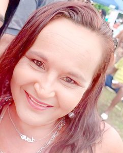 Maria Zildeni do Nascimento Soares (“Lena”)
Faleceu dia 13 de maio, aos 47 anos, Maria Zildeni do Nascimento Soares (“Lena”), que tem o namorado Cleibson Ronaltt Silva. São seus filhos Giovana Nascimento Soares Augusto, Giovani Carlos Nascimento Soares e Giliard Nascimento Soares, netos Nayara Cristina Soares Pereira, Elloah Mirelly Soares Pereira e Raryel Henry Augusto Pereira. Ela é filha de Lourival Soares da Silva e Francisca Maria do Nascimento Soares, e são seus irmãos Maria Soares do Nascimento Silva, João Maria do Nascimento Soares da Silva, Maria Zildete do Nascimento Silva, Rita de Cássia do Nascimento Soares, Gilvanice do Nascimento Soares, Gilvaneide do Nascimento Soares e Gilvanete do Nascimento Soares.
