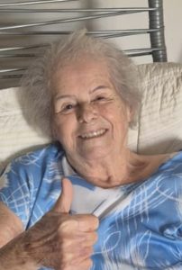Terezinha de Jesus Peres de Melo
Faleceu dia 20 de maio, aos 85 anos, Terezinha de Jesus Peres de Melo, casada com José Ferreira de Melo (Sr. Melo). São seus filhos Sônia Regina Peres de Melo Totoli, casada com José Cláudio Totoli; Renato Peres de Melo, casado com Nilza Maria Diniz de Melo e Renilton Peres de Melo, casado com Lucimeire Batista de Melo, netos Gustavo, Fernanda, Mayra, Eduardo, Michele e Murilo, bisnetos Luísa, João, Arthur, Kenner, Isabela, Beatriz e Gustavinho. Ela é filha de Francisco Galdiano Peres e Maria Barbosa Peres (ambos falecidos) e são seus irmãos Aparecida Lucindo (in memoriam) e Antônio Carlos Galdiano.

