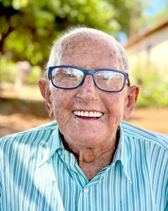 José Meneghini
Faleceu dia 6 de julho, aos 94 anos, José Meneghini, viúvo de Idalina Caravier Meneghini de Oliveira. Sãos seus filhos Cleusa Meneghini de Oliveira, casada com Eurípedes Nunes de Oliveira; Alaide Meneghini Lucas, casada com Edson Lucas; José Emílio Meneghini, casado com Zélia Floresta Meneghini; Cleonice Meneghini Alves Ferreira, casada com Mário Alves Ferreira; Noviraldo Meneghini, casado com Tânia Mara de Oliveira Macedo Meneghini e Márcia Helena Meneghini dos Santos, casada com Antônio Aparecido dos Santos. Ele, uma pessoa muito querida, é filho de Emílio Meneghini e Carmela Peraro Meneghini e deixa vários netos e bisnetos.
