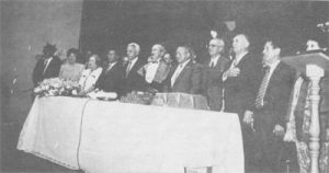Mesa de autoridades da formatura da 1ª turma da Faculdade de Agronomia Francisco Maeda, realizada em 25 de julho de 1992, no Centro Cultural Cícero Barbosa Lima. (1) a secretária da Educação do Estado de Goiás, Terezinha Vieira dos Santos, (2), a primeira-dama Zélia Mota Ferreira; (3) o prefeito Ecyr Alves Ferreira; (4) o governador de Goiás, Íris Rezende Machado; (5) o diretor da Fafram, Heitor Werther Studard; (6) o comendador Takayuki Maeda; (7) o presidente da Câmara, José Ignácio de Azevedo Filho; (8) o ex-prefeito Archibaldo Moreira Coimbra e (9) o Conselheiro da FEI, Dorival da Silva Pereira. Na ocasião o presidente da Fundação Educacional de Ituverava era o empresário Romeu Barbosa.