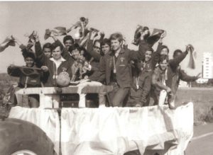 Foto da comemoração dos alunos do então Instituto de Educação Capitão Justino Faleiros, que foram campeões do Campeonato Estadual Inter-escolas de 1967. João César Cardoso do Carmo, Romis Furutami, Luiz Amêndola Junior, Camilo de Lelis de Lima Sandoval, Prof. José Ferreira de Assis, o Coordenador Cristiano Tavares Figueiredo, Luciano Tavares Figueiredo, Luis Fernando Santos Silva (“Solera”), Fernando Abdalla, Marcos Antônio Sampaio (“Gryllo”), Paulo Roberto de Freitas, Inácio Kikuda e Luis Eduardo de Souza (“Barra”)