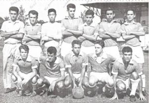 Foto dos anos 60, de equipe do Sãopaulino jovens atletas (1) Rui Abadlla Jugdar (“Barrela”), (2) Antônio Carlos Ferreira (“Guru”), (3) Tonho Yoneda, (4) Willian Abdalla (“Carpideira”), (5) Abrãozinho, de Guará, (6) João José Macedo Vilela, (7) José Francisco Rezende (“Chiquinho Rezende”), (8) Carlos Alberto Vardasca Gomes (“Kaó”), (9) Eurípedes Ferreira da Silva (“Pinho”), (10) Hermes da Silva Porto (“Vavá”), (11) Luiz Falleiros Nunes da Silva e (12) Rubens Abdalla Jugdar (“Burdina”)