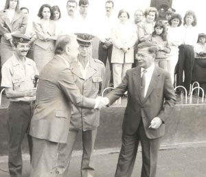 Foto histórica da segundo gestão do prefeito Dr. Archibaldo Moreira Coimbra (1993/1996), quando ele e o também o ex-prefeito Dr. Ecyr Alves Ferreira eram homenageados na sede do Tiro de Guerra. Sem dúvidas, eles foram grandes prefeitos e homens probos, éticos, e honestos que ficaram indelevelmente marcados na história de Ituverava. (1) e (10) o Dr. Archibaldo Moreira Coimbra e a esposa Ada Vanucci Coimbra, (2) e (9) o Dr. Ecyr Alves Ferreira e a esposa Zélia Mota Ferreira.(3) O então comandante do 1º Batalhão da Polícia Militar de Ituverava, o Capitão Dário Lázaro da Silva, hoje Coronel da Reserva, o então vice-prefeito Antoninho Carlos Vieira de Matos e sua esposa Elizeti Vaz Galdiano Vieira de Mato, os médicos Marco Antônio Migliori e José Rubens de Matos e 14) Dionice Gonçalves