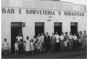 Foto de 1955, da Sorveteria São Sebastião, de propriedade de Despertino Gonçales, que era instalada à Rua Benjamin Constant, 1037. Despertino Gonzales e sua esposa, Maria Galdiano Gonzales, Wagner Gonzales e Valdir Gonzales, filhos do casal, Roberto (falecido), Luiz Galdiano (falecido), Darci Gonzalez, Valter Galdiano Gonzales, filho dos proprietários, Cecílio Galdiano, Florentino Gonzalez, corretor de seguros, Isaac Gonçales (“Primo Barbeiro”), Aparecida, Dr. Benedito (“Tidico”), Manolo Gonzalez e João Leite