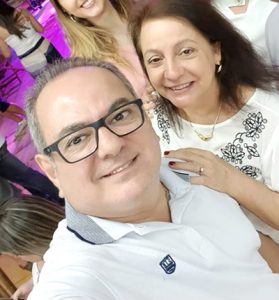 LUIZ MIGUEL E ELOÍSA
Dia 8 de outubro, comemoram 37 anos de casados, Bodas de Aventurina, o advogado e professor Luiz Miguel Ribeiro Moysés, que é vice-diretor executivo da Fundação Educacional de Ituverava, e Eloísa da Graça Morando Moysés. O casal recebe os parabéns dos filhos Flávia Morando Moysés, casada com Matheus Henrique de Campos e Luiz Alexandre Morando Moysés, casado com Ana Carolina Nero Silveira, dos netos Heitor Moysés de Campos e Davi Moysés, dos familiares e amigos
