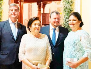 ROMEU
Comemora aniversário, dia 10 de outubro, o bancário e advogado Romeu Barbosa Júnior. Ele recebe os cumprimentos do afilhado Jorge Eduardo, da sobrinha Ana Júlia, da mãe Maria Eduarda Mirandola Barbosa, dos familiares e amigos