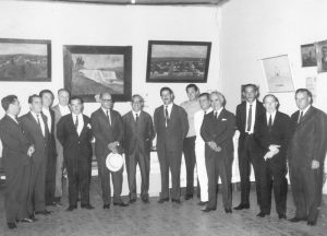 Em foto, provavelmente no prédio da prefeitura, do ano de 1.965 ou 1.966, quando o prefeito era (1) Orlando Seixas Rego, (2) o deputado estadual Hélvio Nunes da Silva (“Zito”), (3) Antônio Baldijão Seixas, que era de Franca, primo do prefeito Orlando Seixas Rego, que era autoridade do governo do Estado, (4) José Luiz da Silva, vereador; (5) Luiz Amendola, Oficial de Cartório; (6) o empresário Arsênio Viaro; (7) o alfaiate Guido Mirândola; (8) Antônio Barbosa Lima, professor e advogado; (9) o empresário Edmur Viaro; (10) o vereador Antônio (“Totonho”) Sandoval; (11) o agropecuarista dr. Paulo Borges de Oliveira; (12) o empresário Jorge Cheibub; (13) o advogado Halley Henares e (14) João Athayde de Souza, que foi prefeito e presidente da Câmara de Ituverava