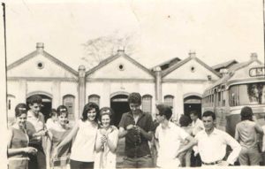 Foto de 1962, de uma excursão de estudante de Ituverava na Usina Junqueira. As irmãs Nara Aparecida e Nair Glauce Menezes; William Abdalla, Rosa Maria Alves, Regina Ribeiro Sandoval, José Carlos Borges, Arsênio Cadelca Filho e Paulo Teoro