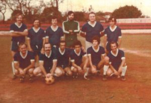 Time da Associação Atlética Banco do Brasil, no campo Associação Atlética Ituveravense. (1) Osmar Gonçalves dos Reis; (2) Paulo Ribeiro de Mendonça Filho (“Pilunga”); (3) Sebastião Honório Rocha Pereira; (4) Carlos Jacob Daur (in memoriam); (5) Celso Franchini (in memoriam); (6) Sebastião Pereira de Sousa; (7) Sebastião Dias (in memoriam); (8) José Carlos Colani; (9) Antônio Pereira de Souza; (10) José Alberto Fávaro; (11) Alfredo Fadel de Almeida e (12) Jonathas Lopes Filho (in memoriam).