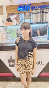 ÍRIS
Dia 25 de outubro, comemora aniversário, Íris Ayumi Motomura Pinheiro. Ela é filha de Yasmini Motomura e Adriano Teodoro Pinheiro, tem os irmãos Raphael e Vitor, os avós Vera Lúcia Alves Diniz e Hideo Motomura (in memoriam) e Terezinha Teodoro Pinheiro e Hermelindo Cândido Pinheiro (in memoriam). Ela recebe os parabéns dos pais, dos irmãos, dos avós, tios, madrinha, familiares e amigos
