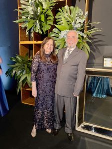 Dr. Rogério e Ionice
Dia 26 de outubro, comemoram 50 anos de casados, Bodas de Ouro, o médico Dr. Rogério Silva Pereira e Ionice Cardoso Pereira. 
Eles recebem os parabéns dos filhos Dr. Flávio Cardoso Pereira, casado com a Dra. Carolina Guerra Cardoso Pereira e Dra. Fabiana Cardoso Pereira Molossi, casada com Felipe Molossi, dos netos João Francisco Guerra Pereira, Maria Cecília Guerra Pereira e Miguel Molossi, da neta mais velha Isadora Pereira e Ferreira, dos amigos e familiares