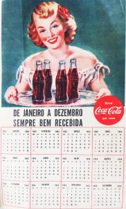Publicidade da Cola-Cola, na revista “Anuário da Senhora”, de 1954, ilustrando o calendário do ano. O anuário era uma publicação voltada para a mulher da época<br>