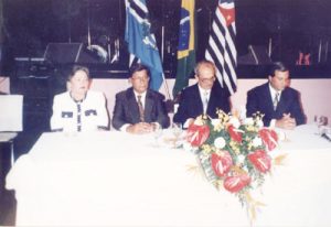 Em foto de 1992, o empresário Walter Gama Terra Júnior, foi homenageado pela 
Câmara Municipal com o Título de Honra ao Mérito, pelos relevantes serviços prestados à cidade. Participaram do evento diversas autoridades e políticos das esferas federal e estadual. No final foi servido um coquetel, quando se apresentou a internacional cantora Rosa Marie e a banda Madeireira Brasil. Fizeram parte da mesa diretora: (1) e (2) o então prefeito Ecyr Alves Ferreira (in memoriam) e a esposa Zélia Mota Ferreira, 
(3) o presidente da Câmara, José Ignácio de Azevedo Filho (in memoriam), 
(4) o empresário Walter Gama Terra Júnior<br>