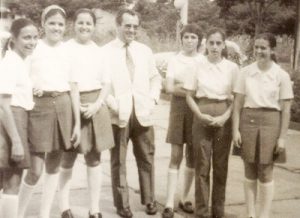 Alunas da turma de 1968, do 3º Colegial do Instituto de Educação “Capitão Antônio Justino Falleiros”: (1) Maria Francisca Sandoval (“Chica”); (2) Gláucia Pinheiro, 
(3) Lourdes Bernadete de Matos; (4) o professor de Português, José Ferreira de Assis; 
(5) Lúcia Marisa Coelho de Abreu; (6) Maria Bernadete Coimbra Amendola 
e (7) Célia Regina Alves Galdiano<br>