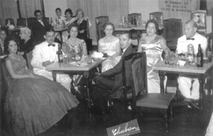 Foto do primeiro Baile de Debutantes da Associação Atlética Ituveravense, em 1960. (1) e (2) Alberto Rosalbino Miguel Amêndola e Natalina Bandiera Amêndola, (3) e (4) Geraldo Ferrari e Mariinha Contart Ferrari, (5) e (6) Orestes Tonella, que era gerente das Casas Pernambucanas, e a esposa Alba, (7) Maria Inês Ferrari, sobrinha de Geraldo Ferrari, ao fundo (8) e (9) José Franco Rodrigues e Silda Vidoto Hiesinger Rodrigues, (10) Luiz Carlos Bueno Ferreira, e (11) Nardina Alves Ferreira de França Carvalho<br>
