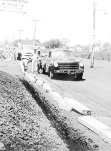 Na foto, provavelmente no Alto da Estação, operários construíam guias na Avenida Dr. Soares de Oliveira, antes de ser asfaltada. Os trabalhos foram realizados na administração do prefeito Salvador Cordaro Cruz, em 1960. No poste, a propaganda eleitoral do candidato a presidente da República, Jânio Quadro, que foi eleito em 3 de outubro de 1960. Ele tomou posse em 1º de janeiro de 1961, e renunciou em 25 de agosto do mesmo ano.<br>