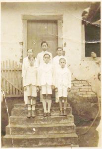Foto tirada pelo fotógrafo Elias Carneiro, há 75 anos, de uma Primeira Comunhão realizada na fazenda Mata do Jacob, pelo padre João Rulli (Monsenhor João Rulli). (1) Domingos de Oliveira, (2) Eurípedes de Paula (In memoriam, (3) Geraldo Meneghini, (4) Antônio do Taxi, 5) não identificado, (6) José Meneghini.<br>