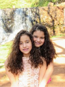 Gabriela e Beatriz 
Completaram 13 anos, dia 19 agosto, Gabriela e Beatriz Meneghini de Oliveira Silva, filhas de Roberta Meneghini de Oliveira Silva e Júlio César Santos da Silva. Elas recebem os parabéns dos pais, dos familiares e amigos