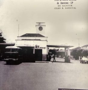 Foto dos anos 70, da Estação Rodoviária, que era instalada onde é hoje a Praça de Alimentação, na Praça 10 de Março. Eram duas plataformas, a direita que está a vista e a da esquerda, tinha as instalações da Cristalense e Aviação São Bento, guichês de bilheterias e um bar