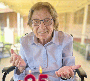 Teresa Almeida Ribeiro (“Tete”)
Faleceu dia 6 de novembro, aos 96 anos, Teresa Almeida Ribeiro (“Tete”), casada com Antônio Alves de Queiroz (“Tito Queiroz). São seus filhos Antônio Paulo, Áurea, Rita e Rosângela, netos Francine, Rodrigo, Ana Cláudia, Ana Laura, Ana Carolina, Paulo Antônio, Luiz Fernando e Maria Joaquina e bisnetos Maria Fernanda, Laís Fernanda, Douglas, Dener, Antônio Neto e Samuel. Ela é filha de Antônio Ribeiro de Oliveira e Joaquina Almeida Ribeiro e são seus irmãos Cecilia (in memoriam), Rosaria (in memoriam), Sebastião (in memoriam) e Graciela.

