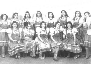 Foto da década de 40, do bloco carnavalesco “As Espanholas”. (1) Aparecida de Matos Spirlandelli (“Dica”), (2) Araci Mattar, (3) Lídia Marsaioli de Freitas, (4) Vanda Mattar Montagnini, (5) Lurdes Nielsen, (6) Geny Bandiera Marsaioli, (7) Angelina Bandiera Leite, (8) Yvone Cordaro. Sentadas: (9) Nair Corona Falleiros, (10) Luzia Lanna de Mattos, (11) Alice Menezes Mirândola, (12) Natalina Bandiera Amendola e (13) Nina Menezes França