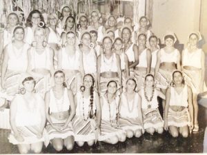 Foto dos anos 70, do Bloco da Baianinhas, que mostra o glamour dos carnavais de Ituverava e da Associação atlética Ituveravense. (1) Mariza, (2) Maria Aparecida Barbosa (“Piscida”), (3) Elizabeth de Castro Perez (“Betinha”), (4) Ana Maria Abdalla, (5) Maria Ernestina Martins (“Tina”), (6) Solange Bandiera Amendola, (7) Ana Maria Soares de Oliveira, (8) Maria Augusta Stupelo Sandoval (“Guta”), (9) Vera Rodrigues, (10) Tânia Pedro, (11) Edna Gibaile, (12) Márcia Bonadio, (13) Rita Bonadio, (14) Maria Helena Rodrigues, (15) Sônia Regina Mendonça (“Shon”), (16) não identificada, (17) Ana Maria Borges, (18) não identificada (19) não identificada, (20) Maria da Graça Abdalla Henares, (21) Sandra Jugdar Moyses, (22) Maria Aparecida Liporaci (“Mariinha”), (23) Ana Alice Freitas Seixas, (24) Cristina Sandoval, (25) Cleuza Maria Vieira, (26) Maria Tereza Pontes, (27) Ana Maria Medeiros e (28) Magda Mattar Jorge